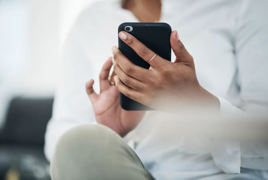 woman using smart phone in relaxed setting utc ()